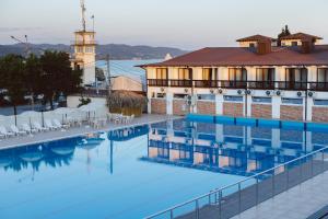 Bazén v ubytování DEM Hotel nebo v jeho okolí