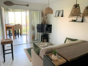 a living room with a couch and a table at Le Panima in Palavas-les-Flots