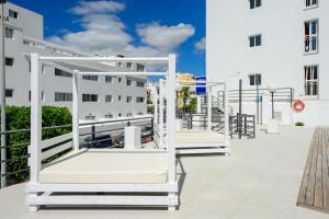 d'un balcon avec balustrade blanche et bâtiments blancs. dans l'établissement Aparthotel Vibra Sanan - Adults only, à Sant Antoni de Portmany