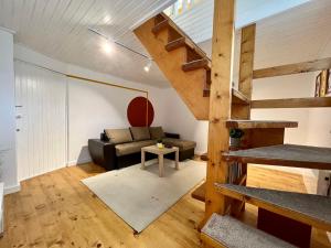 salon ze schodami i kanapą w obiekcie Sunset Apartment Kolašin w mieście Kolašin