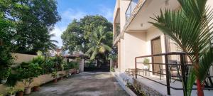AplayaTagoloan 'Boutique' Apartments的种有植物和树木的庭院