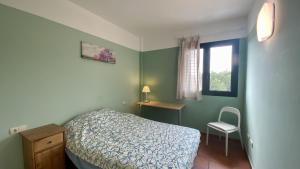 a bedroom with a bed and a window and a chair at Bonito Dúplex Msj 83 in Calafat +33 photos