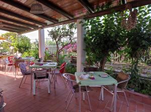 A garden outside Hotel Villa Bernardina