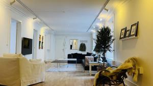 sala de estar con sofá y mesa en ApartmentInCopenhagen Apartment 1502, en Copenhague