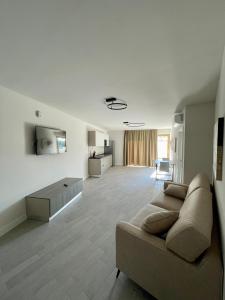 Televízia a/alebo spoločenská miestnosť v ubytovaní Exclusive Suites Riva