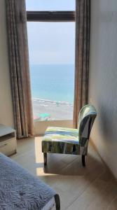 葛尼奧的住宿－Gonio Seaside Residence，一间卧室设有海景窗户