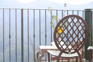 una silla sentada en un balcón con vistas en bbveleura, en Velva