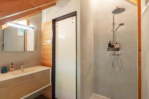 een badkamer met een douche en een wastafel bij Langevliet 4 - Klaver 4 Callantsoog in Callantsoog
