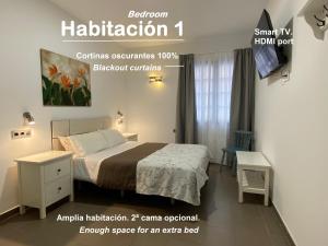 1 dormitorio con 1 cama y TV en una habitación en Turina House - 3 habitaciones, en Las Palmas de Gran Canaria