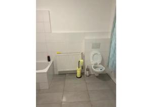 ein Badezimmer mit einem WC und einer Badewanne in der Unterkunft Brilliant Souterrain Apt. - Prater Amuesement Park in Wien