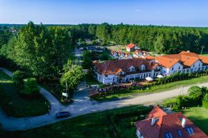 eine Luftansicht eines Dorfes mit Häusern und einer Straße in der Unterkunft Ośrodek nad jeziorem - Radew Rosnowo in Rosnowo