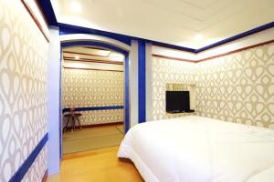 Ένα ή περισσότερα κρεβάτια σε δωμάτιο στο Phoenix Pavilion Hot Spring Hotel