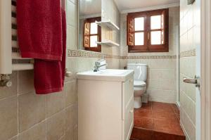 A bathroom at La casina de cuevas del agua Még 18 kép
