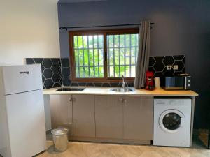 Küche/Küchenzeile in der Unterkunft LE JACQUIER Appartements neufs vue mer ou jardin à Mamoudzou Hyper Centre