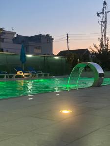 Bazén v ubytování Villa Leona Palushaj nebo v jeho okolí
