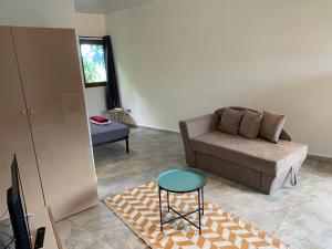 Ein Sitzbereich in der Unterkunft LE JACQUIER Appartements neufs vue mer ou jardin à Mamoudzou Hyper Centre
