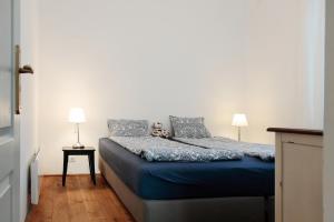 sypialnia z łóżkiem z pluszowym misiem w obiekcie Angel Holiday Mansion w mieście Szentantalfa