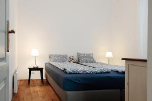 A bed or beds in a room at Angel Holiday Mansion