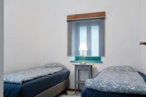A bed or beds in a room at Angel Holiday Mansion