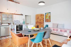 A kitchen or kitchenette at Angel Holiday Mansion