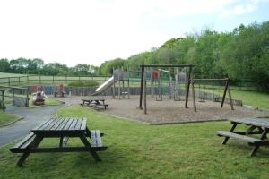 Imagen de la galería de lovely log cabin on woodland site, en Cenarth