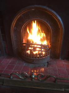Una gran chimenea con fuego. en The Endeavour, en Whitby