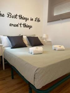 un dormitorio con una cama con las palabras las mejores cosas de la vida cosas transparentes en Life Apartments Fuentebravía, en El Puerto de Santa María