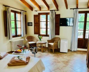 TV a/nebo společenská místnost v ubytování Hotel Rural Nou Dalt Muntanya