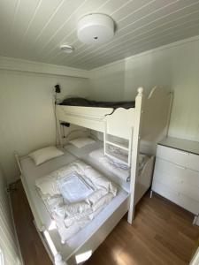 a small room with a bunk bed with towels at Voss, Øvre Tråstølen in Skulestadmo