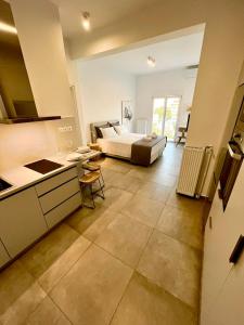 una cocina y un dormitorio con una cama en una habitación en Kalliopis Apartment, en Atenas