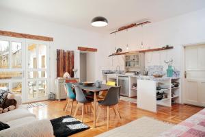 Angel Holiday home في Szentantalfa: مطبخ وغرفة معيشة مع طاولة وكراسي