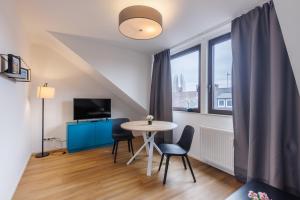 a small room with a table and chairs and a window at Glück Auf Appartements Kammerstr. Duisburg in Duisburg