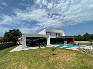 Bazén v ubytovaní Vila Mediterraneo alebo v jeho blízkosti