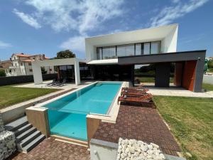 Bazén v ubytovaní Vila Mediterraneo alebo v jeho blízkosti