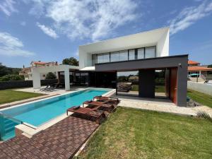 Bazén v ubytovaní Vila Mediterraneo alebo v jeho blízkosti