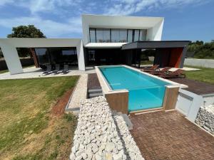 Bazén v ubytovaní Vila Mediterraneo alebo v jeho blízkosti