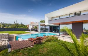eine Villa mit einem Pool und einem Haus in der Unterkunft Vila Mediterraneo in Ližnjan
