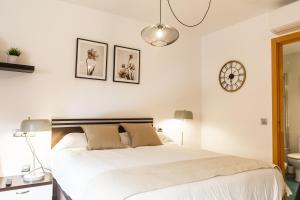 Posteľ alebo postele v izbe v ubytovaní Teatro Suites Málaga CITY FLAT
