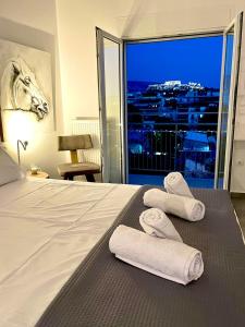 Una habitación de hotel con una cama con toallas. en Kalliopis Apartment, en Atenas