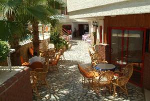 A restaurant or other place to eat at Semiz Apart Hotel