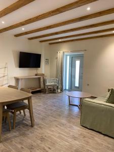 TV a/nebo společenská místnost v ubytování Mangata W suites homes private pools