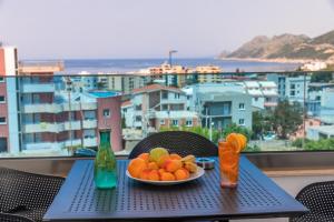 un plato de fruta en una mesa en un balcón en Zodea Apartments, en Dobra Voda