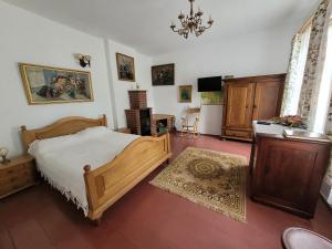 a bedroom with a bed and a table and a chair at Dom pod Platanami in Bondyrz