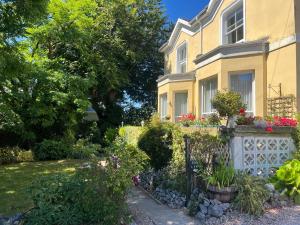 Κήπος έξω από το Large Three bed Two bathroom flat in Central Torquay