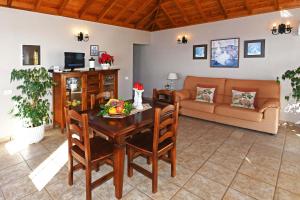 uma sala de estar com uma mesa e um sofá em Villa Ivan em Tijarafe