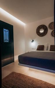 Postel nebo postele na pokoji v ubytování Ble Kythnos Suites