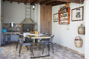 een keuken en eetkamer met een tafel en stoelen bij Romilia Guesthouse 