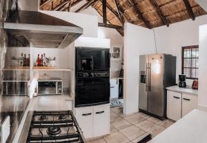 Una cocina o zona de cocina en Gold Pot Stay a 5 bedroom House