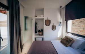 Postel nebo postele na pokoji v ubytování Ble Kythnos Suites