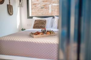 Postel nebo postele na pokoji v ubytování Ble Kythnos Suites